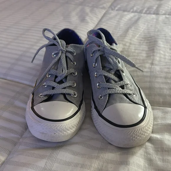 Womens sz 6 Converse low top shoes - Picture 2 of 7